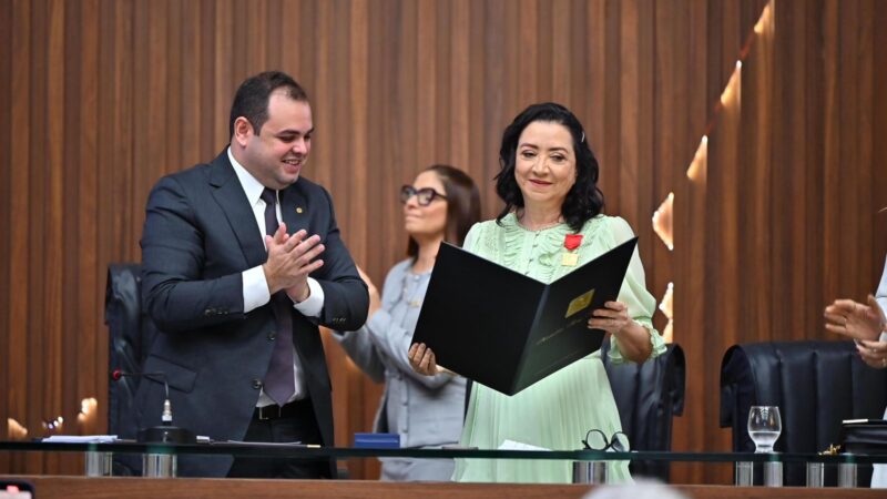Roberto Cidade outorga a Medalha Ruy Araújo à desembargadora do TJAM, Onilza Abreu