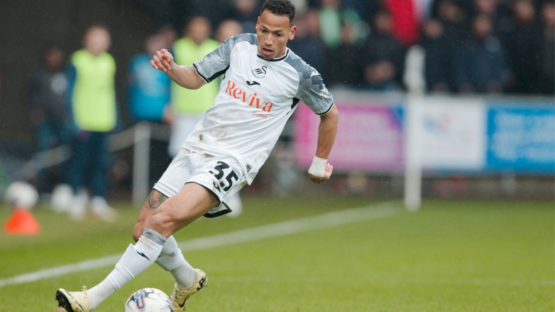 Atacante do futebol inglês manifesta apoio ao Corumbaense na semifinal do Estadual