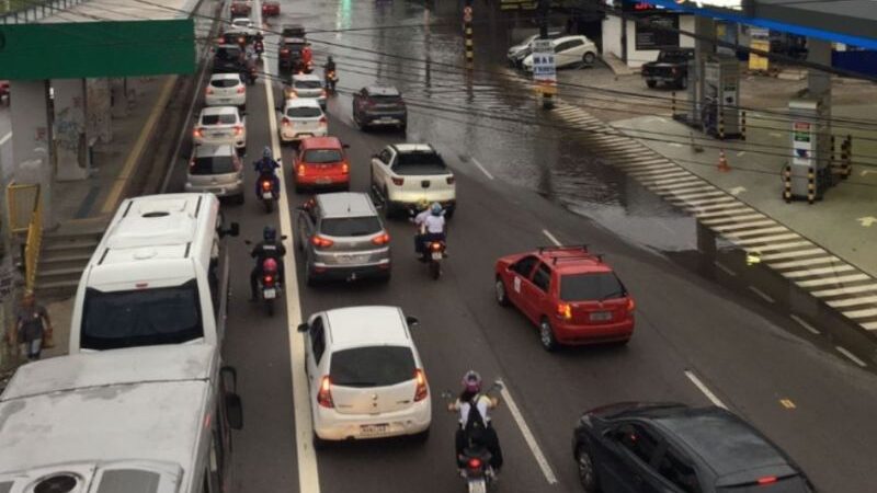 Avenida Torquato Tapajós fica inundada após forte chuva
