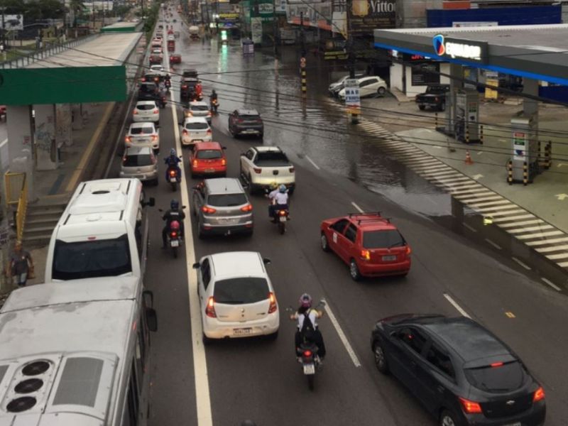 Avenida Torquato Tapajós fica inundada após forte chuva
