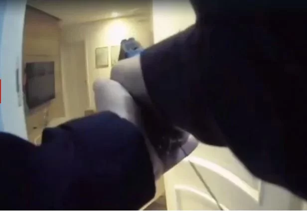 Homem leva tiro na barriga após partir pra cima de PM com faca