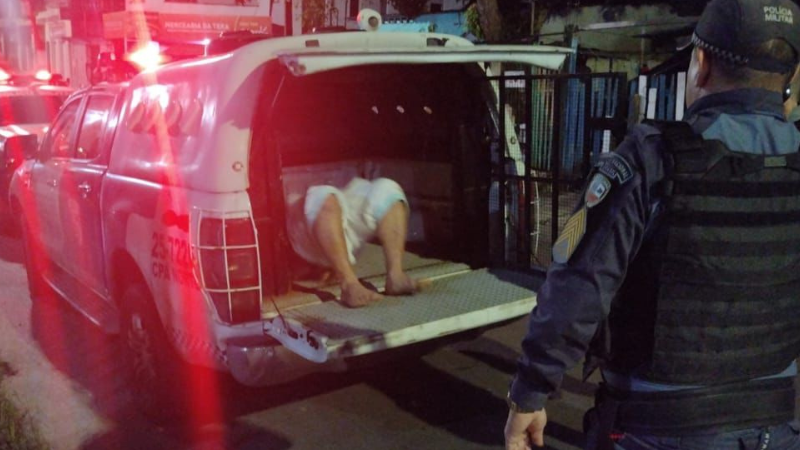 Homem mata ‘amigo’ a facadas e diz que se defendeu para não ser estuprado em Manaus