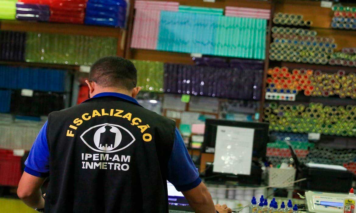 ‘Aulas Seguras’: Em cinco dias, Ipem do Amazonas apreende quase 4 mil artigos escolares irregulares no comércio de Manaus