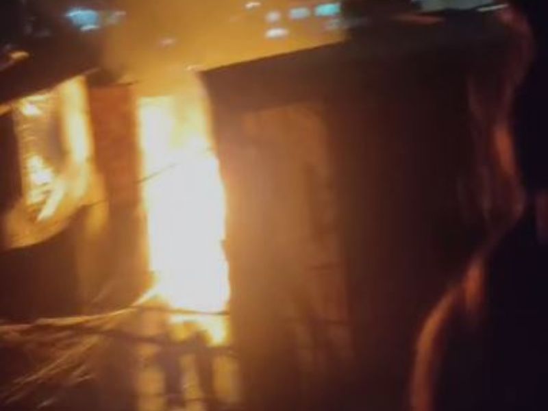 Casa pega fogo em Manaus e deixa populares em pânico