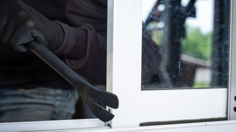 Homem invade casa da ex-mulher para saber se ela tinha novo namorado