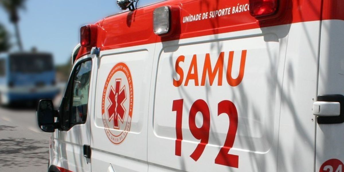 Mulher fica ferida após colisão entre moto e carro na Darcy Vargas