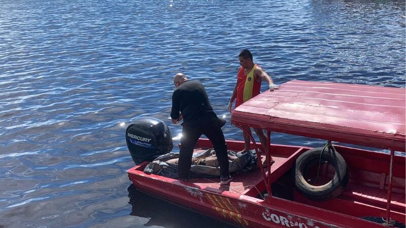 Morador de rua cai de balsa e morre em Manaus