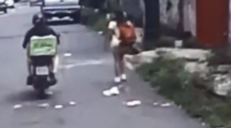 Motociclista passa mão em jovem no meio de rua em Manaus