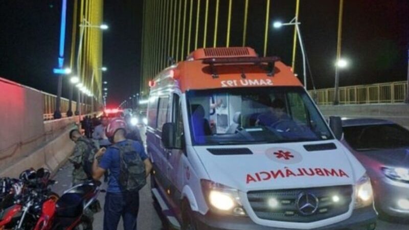 Motociclistas ficam gravemente feridos após acidente na Ponte Rio Negro