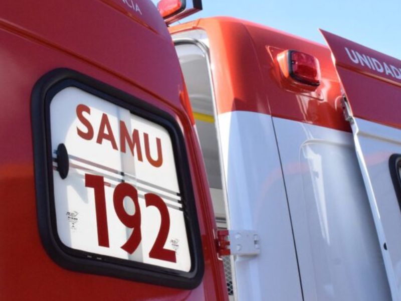 Motorista fica ferido após atingir estrutura de passarela em avenida de Manaus