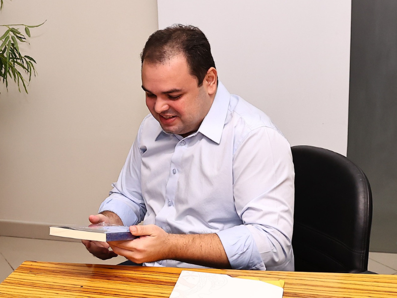 No Dia Mundial do Livro, Roberto Cidade destaca a importância dos autores amazonenses para o fortalecimento da cultura