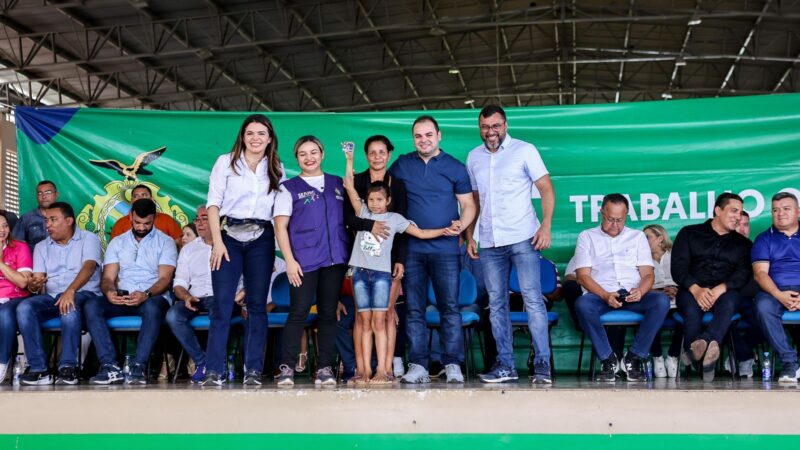 Roberto Cidade vai a Borba acompanhar entregas de mobiliários urbanos que impactam diretamente na vida da população