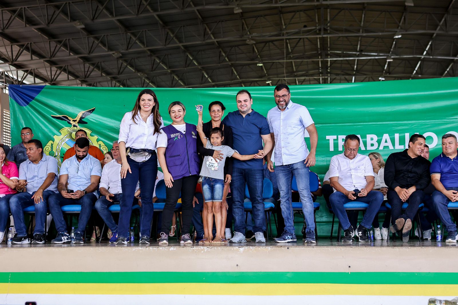 Roberto Cidade vai a Borba acompanhar entregas de mobiliários urbanos que impactam diretamente na vida da população