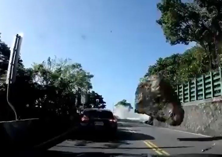 câmera registra rocha que atinge carro em Taiwan