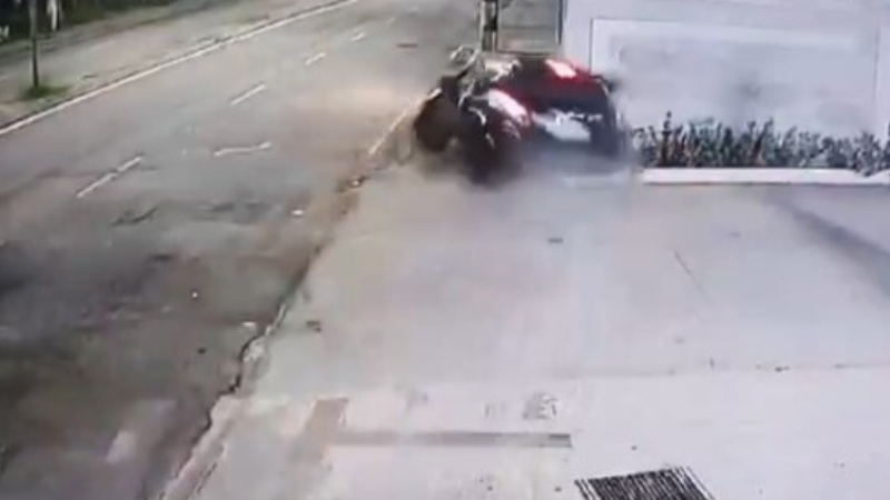 Jovens são arremessadas e morrem após carro bater em muro