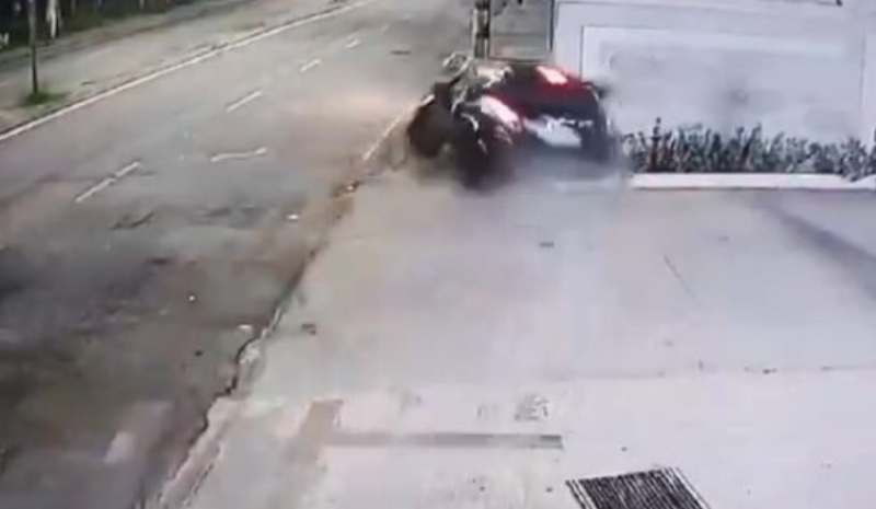 Jovens são arremessadas e morrem após carro bater em muro