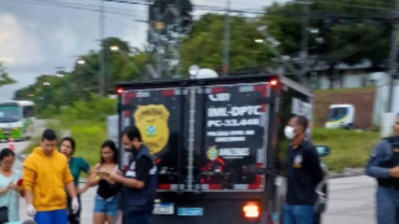 Casal é arremessado ao perder controle de moto em Manaus