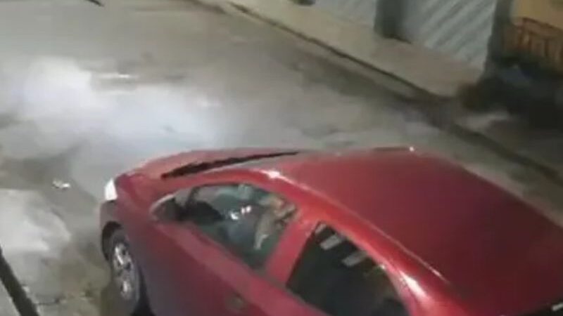 Criminosos armados rendem família e roubam carro em Manaus