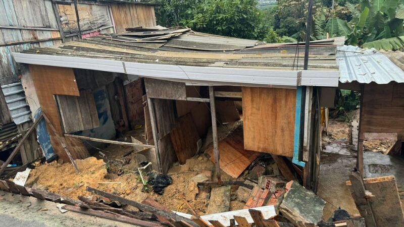 Deslizamento de terra derruba duas casa na zona Leste de Manaus