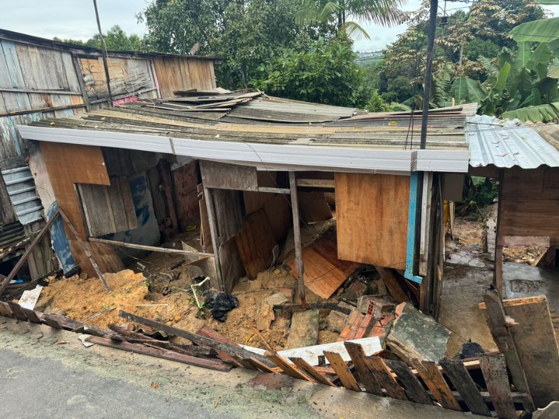 Deslizamento de terra derruba duas casa na zona Leste de Manaus
