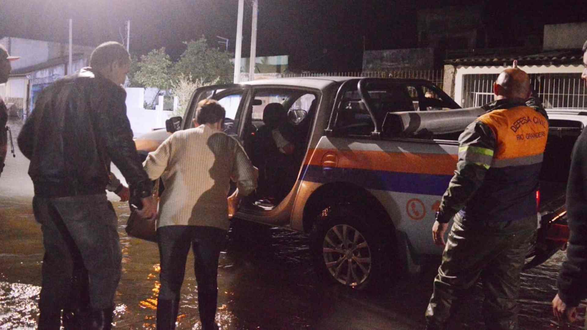 Lagoa dos Patos inunda bairros e RS já tem mais de 400 mil fora de casa por causa das chuvas