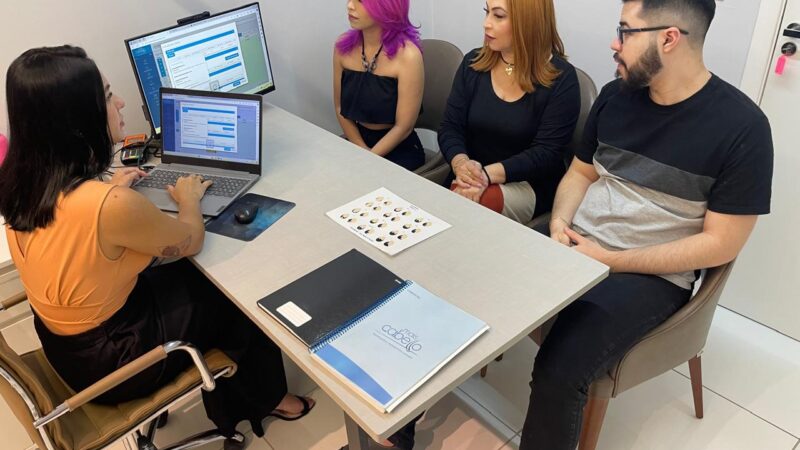 Mês das Mães celebra o amor e cuidados capilares em clínica de Manaus