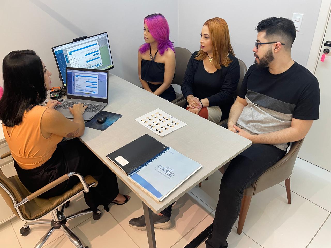 Mês das Mães celebra o amor e cuidados capilares em clínica de Manaus