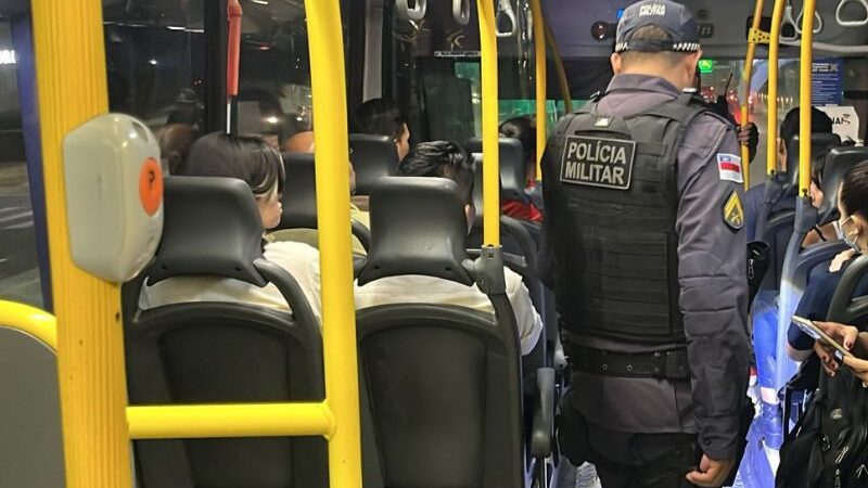 Motorista de ônibus aciona polícia e homem com arma falsa é preso