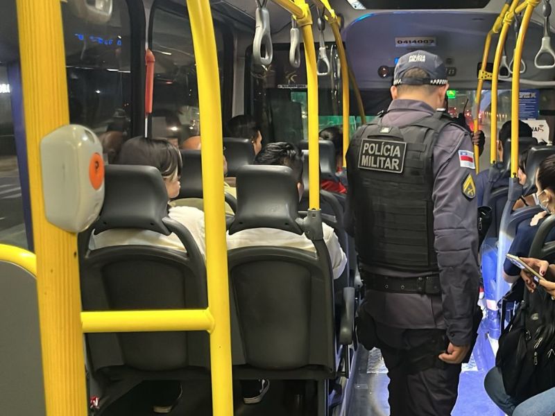 Motorista de ônibus aciona polícia e homem com arma falsa é preso