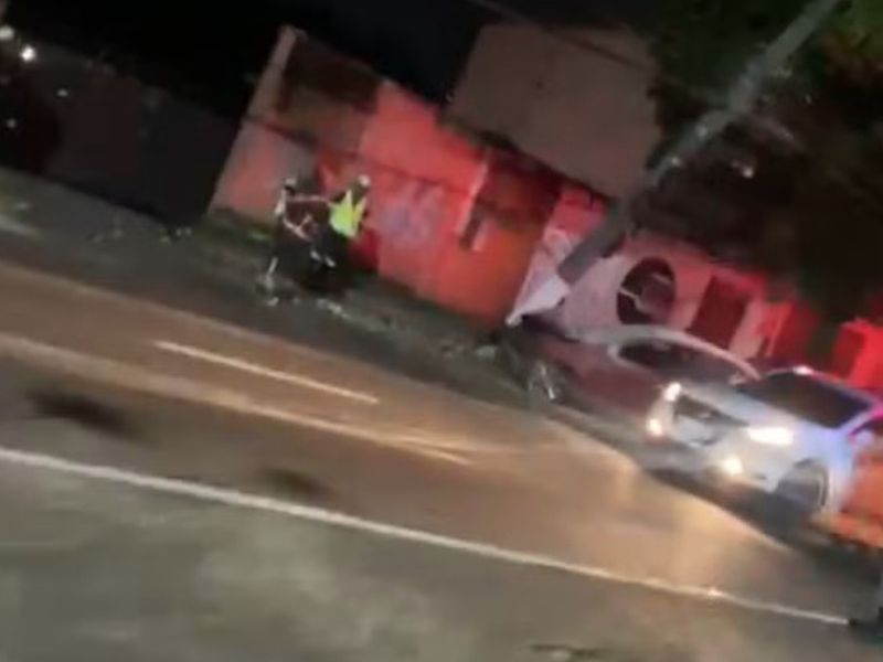 Motorista dorme ao volante e colide contra poste em Manaus
