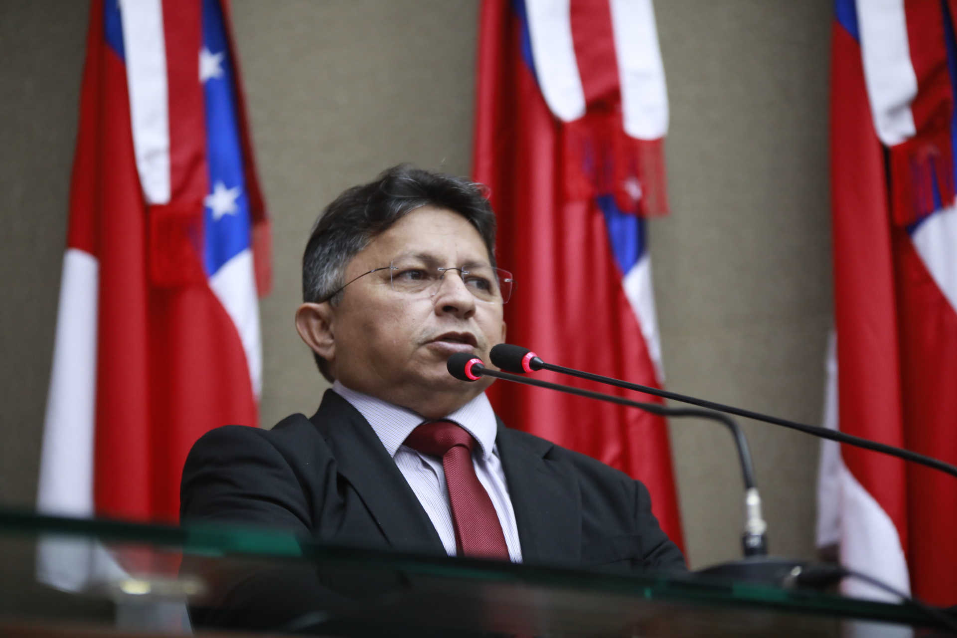 Sinésio Campos volta a apontar problemas na gestão da Vinci nos aeroportos do Amazonas