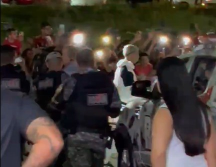 VÍDEO: Gabigol retribui carinho de torcedores do Flamengo na chegada da delegação a Manaus