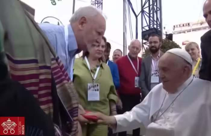 Papa Francisco encontra líder do MST e abençoa bandeira do movimento