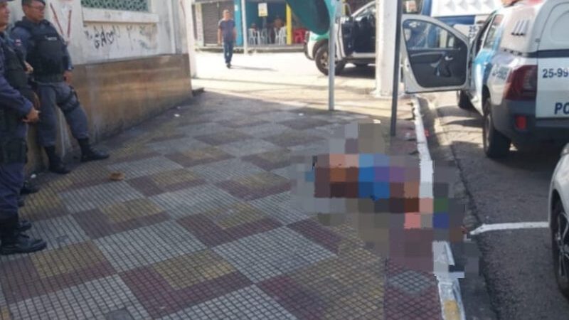 Após ser preso, suspeito de assalto tenta se matar dentro de viatura em Manaus