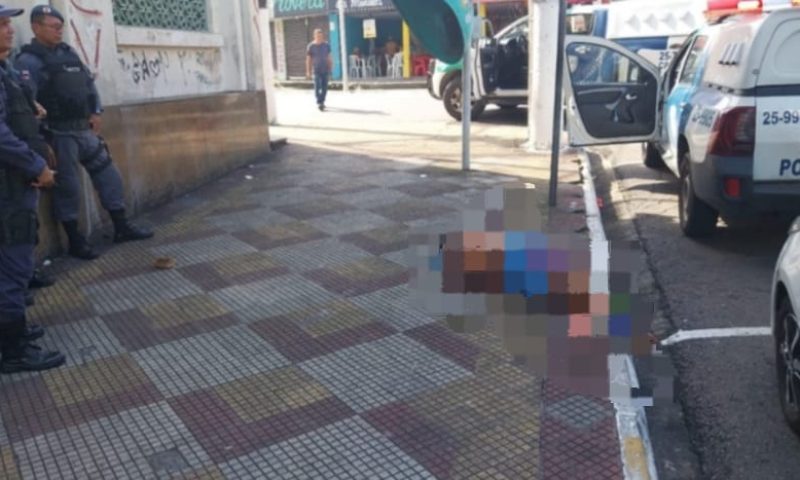 Após ser preso, suspeito de assalto tenta se matar dentro de viatura em Manaus