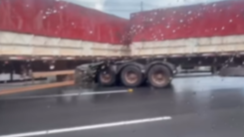 Carreta derrapa e fica atravessada em avenida de Manaus