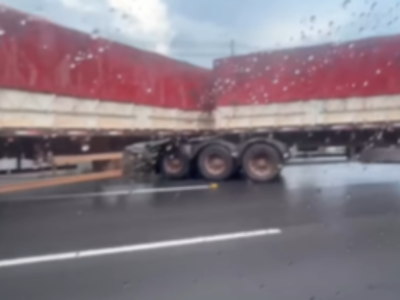 Carreta derrapa e fica atravessada em avenida de Manaus