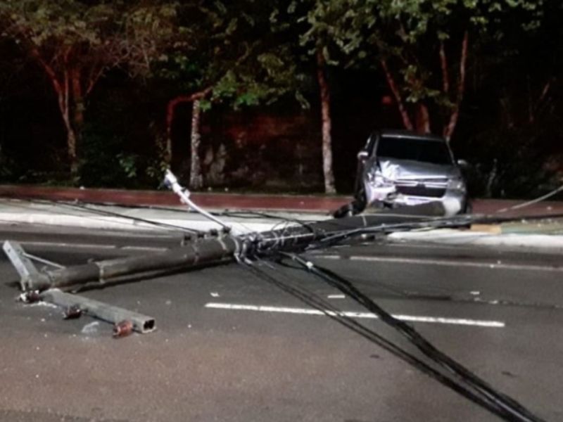 Carro perde o controle e derruba poste na zona Oeste de Manaus