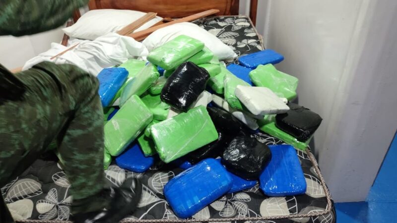 Casal no AM é preso com mais de 80 kg de drogas no forro de camarote em barco
