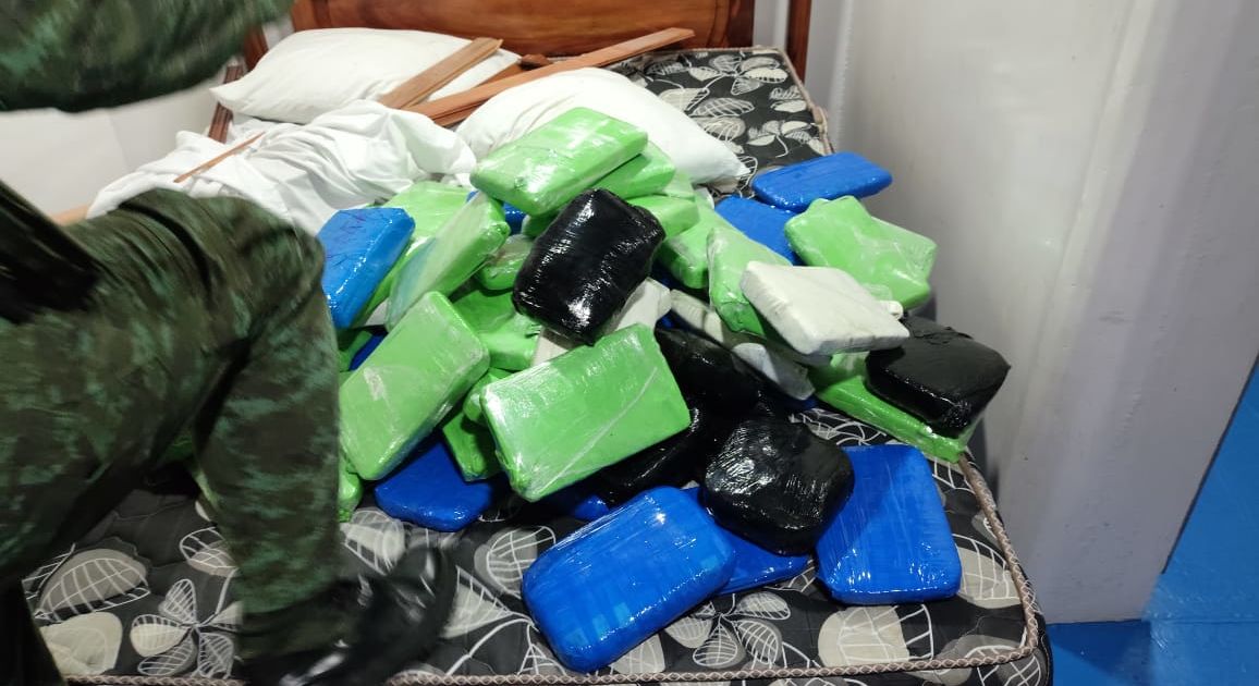 Casal no AM é preso com mais de 80 kg de drogas no forro de camarote em barco
