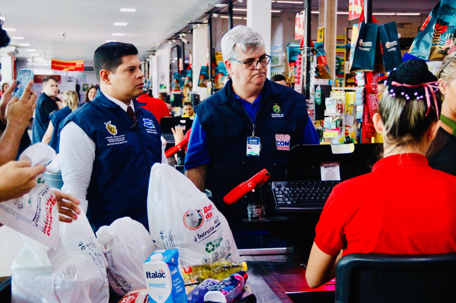Comissão de Defesa do Consumidor da Aleam em conjunto com o Procon-AM realiza fiscalização em supermercado