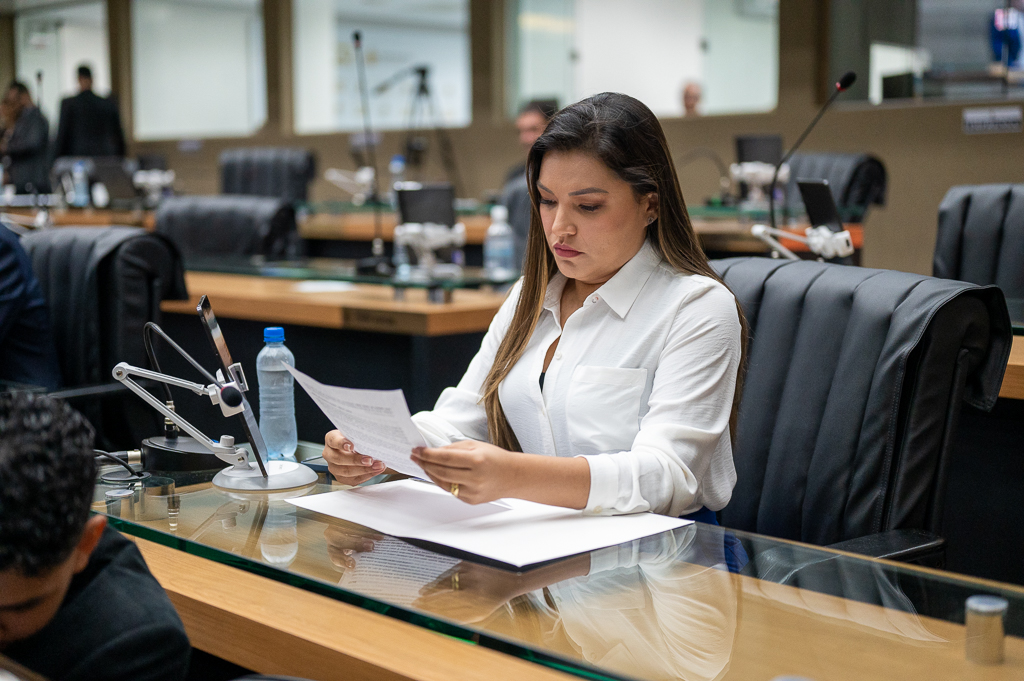 Deputada Joana Darc critica contrato milionário da Prefeitura de Manaus com crematório de animais e falta de assistência aos animais vivos