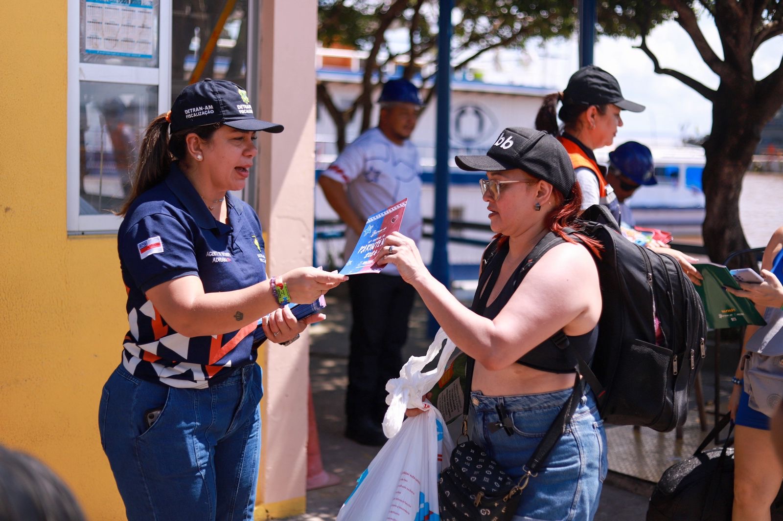 Detran-AM distribui mapa de acesso e revista educativa para turistas