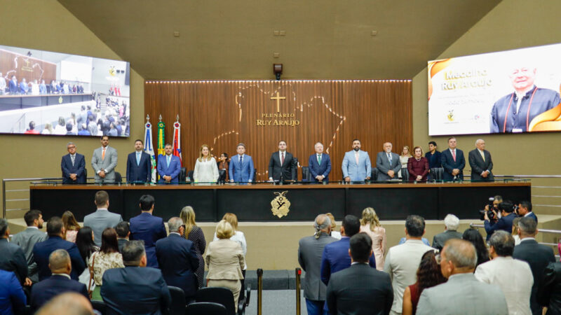 Dr. George Lins homenageia desembargador João Simões com a Medalha Ruy Araújo