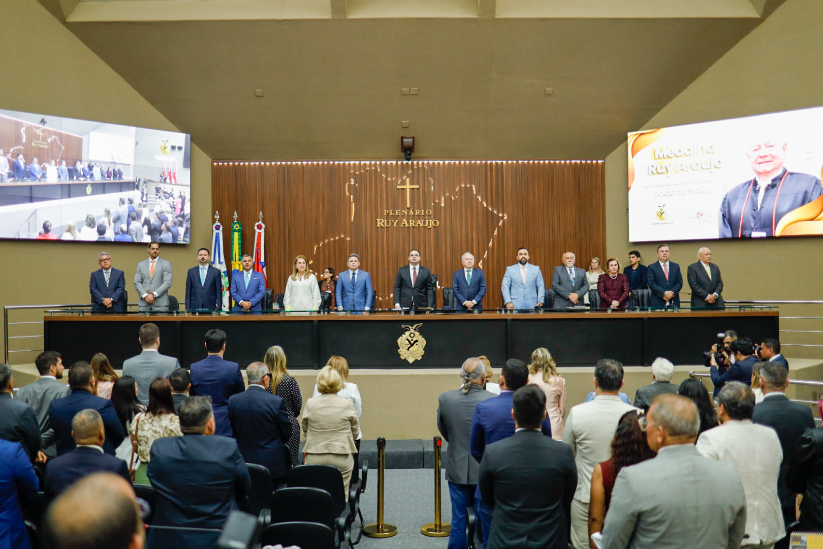 Dr. George Lins homenageia desembargador João Simões com a Medalha Ruy Araújo
