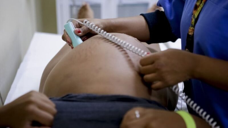 Enfermeiras obstetras do HRSM fazem avaliação em gestantes em sala de triagem