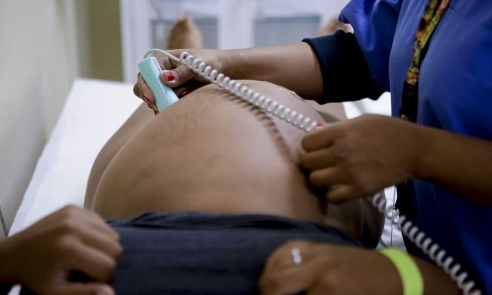 Enfermeiras obstetras do HRSM fazem avaliação em gestantes em sala de triagem