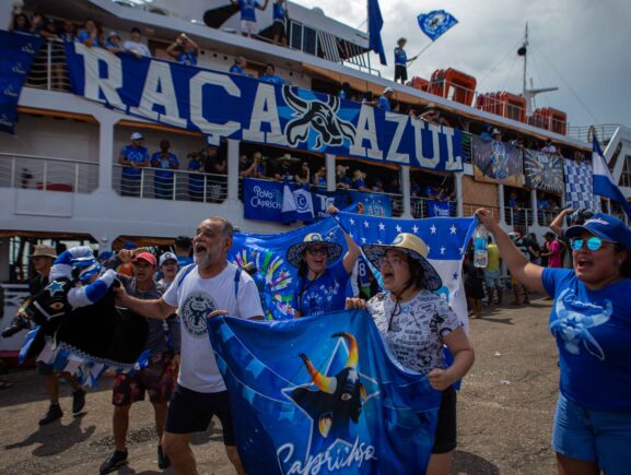 Festival de Parintins 2024: torcidas organizadas de Caprichoso e Garantido já estão na ilha