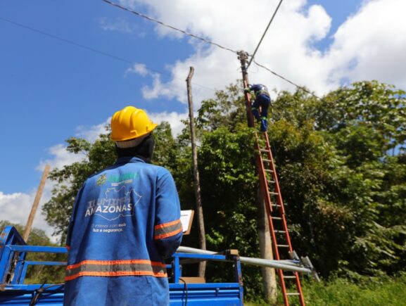Governo do Amazonas instala LED na iluminação pública de Jacareacanga, em Parintins