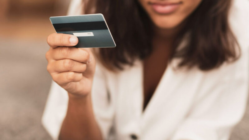 Manual alerta consumidores sobre o risco do endividamento